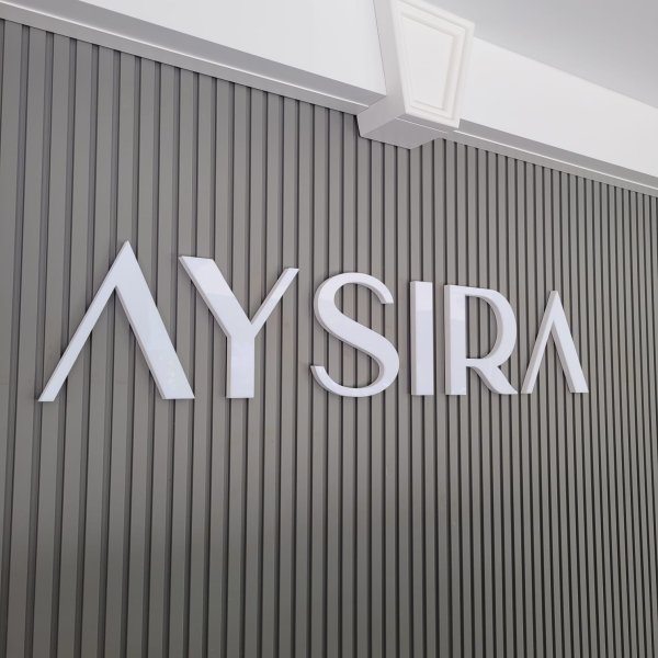 AYSIRA Giyim Mağazası İç Cephe Pleksi Uygulaması