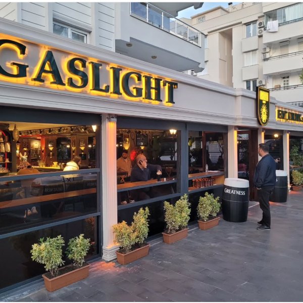 Gaslight Pub & Restaurant Komple Dış Cephe ve Işıklı Tabela Uygulamamız