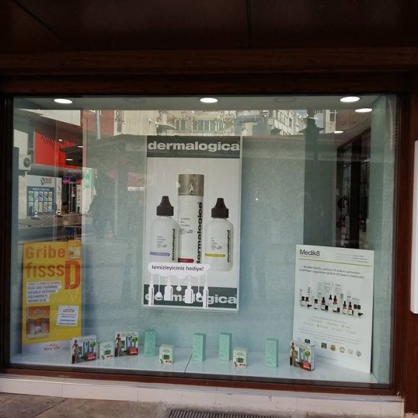 Karagöz Eczanesi Vitrin ve Tabela Uygulamalarımız