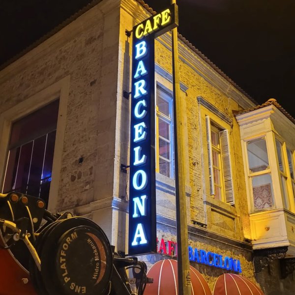 Cafe Barcelona Komple Işıklı Tabela ve Totem Uygulamamız